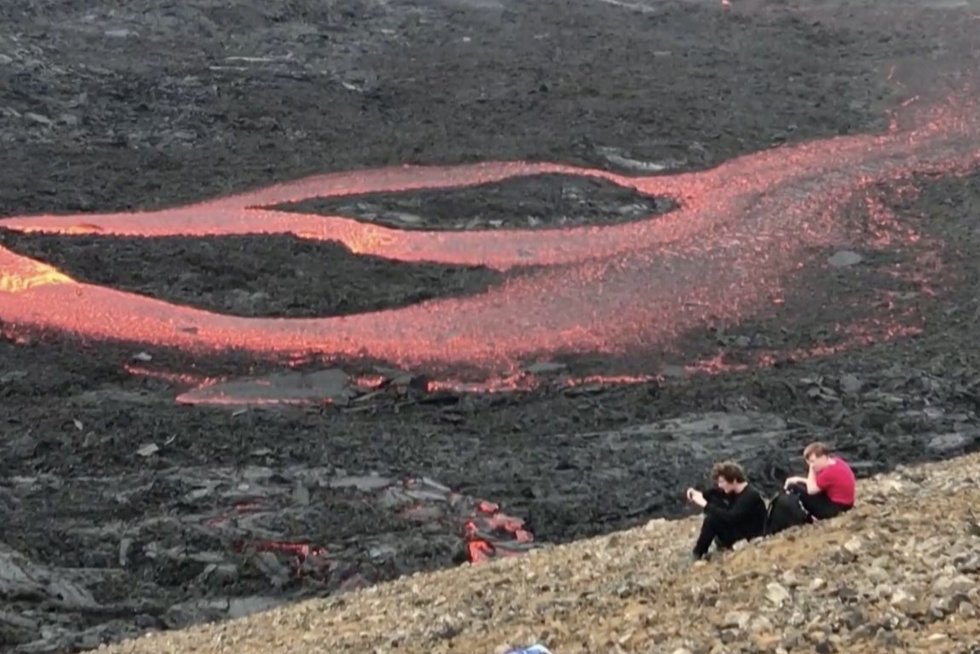Islandijoje lava besispjaudantis ugnikalnis traukia vis daugiau turistų – kai kuriems kelionė baigėsi liūdnai (nuotr. stop kadras)
