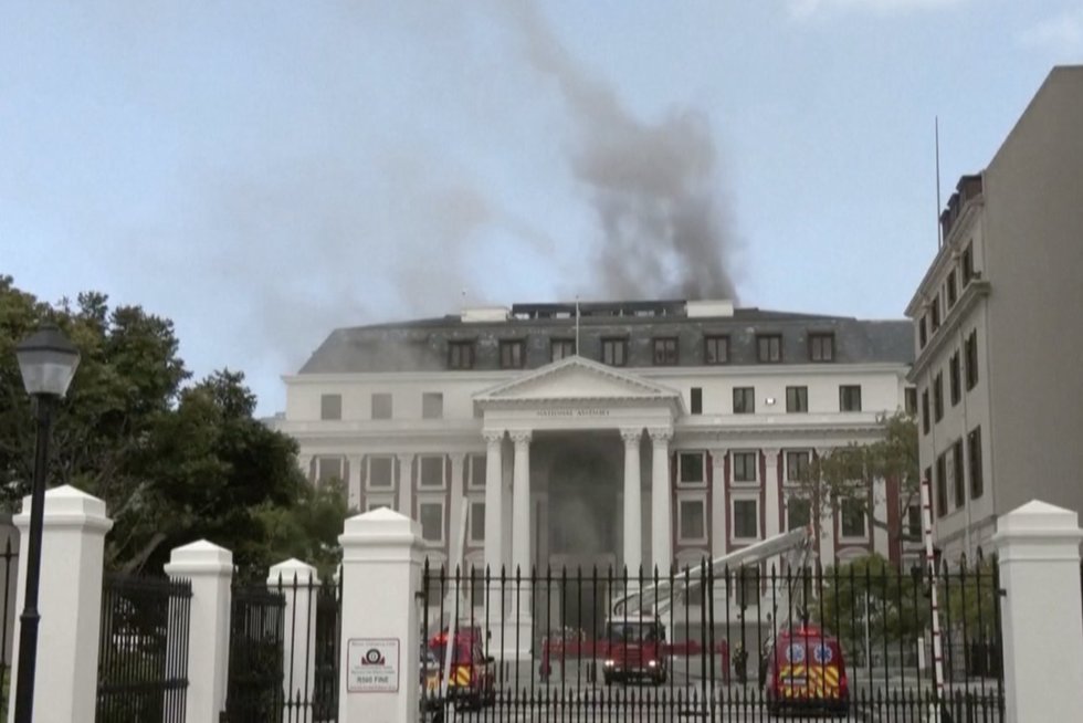 Pietų Afrikoje gaisras nusiaubė parlamento rūmus: nesuveikė purkštukų sistema (nuotr. stop kadras)
