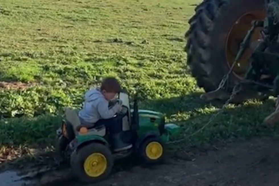 Vaikas negalėjo patikėti savo akimis: ištikus bėdai tėtis jį išvadavo tikru traktoriumi  