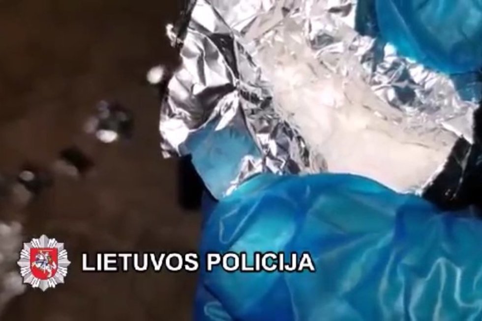Smūgis narkotikų prekeiviams Mažeikiuose – sulaikyta dešimt asmenų  