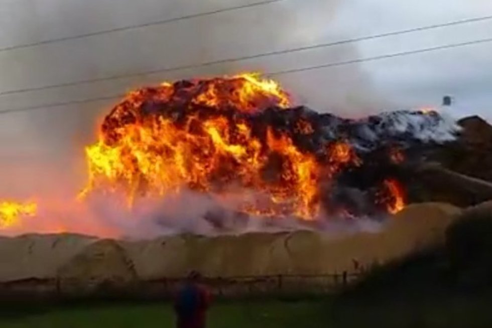 Milžiniškas gaisras Radviliškyje – įspėjami gyventojai (nuotr. facebook.com)