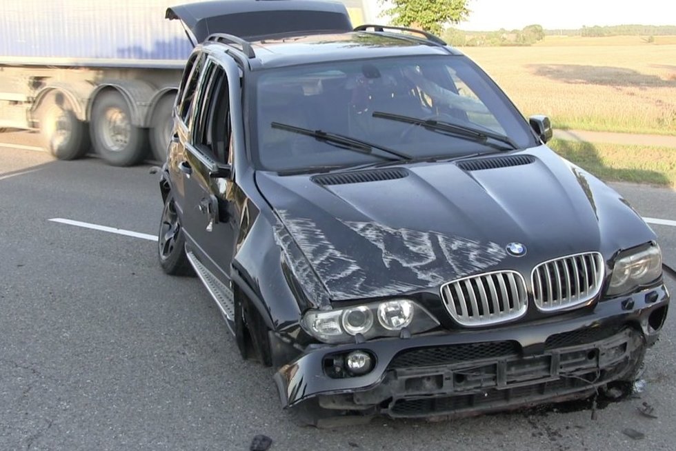 Avarija netoli Šiaulių – BMW vairuotoją išgąsdino priešais važiavusio vilkiko manevras (nuotr. stop kadras)