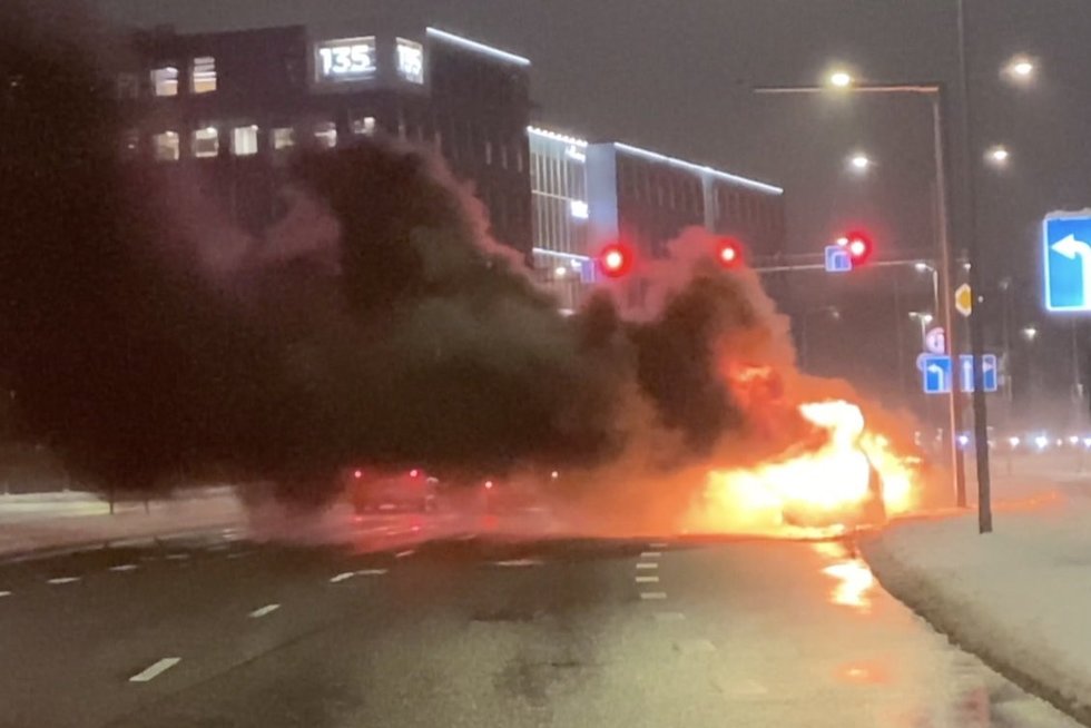 Nufilmuota, kaip judrioje Vilniaus gatvėje liepsnose paskendo automobilis: mašina sudegė visiškai (nuotr. stop kadras)