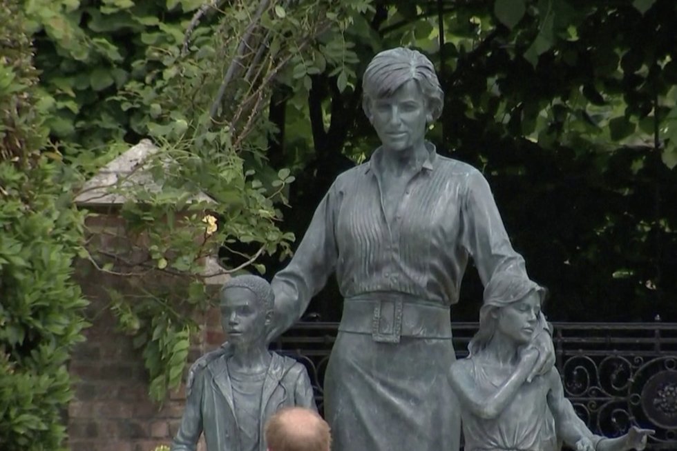 Šiandien princesei Dianai būtų suėję 60: šia proga atidengė statulą (nuotr. stop kadras)