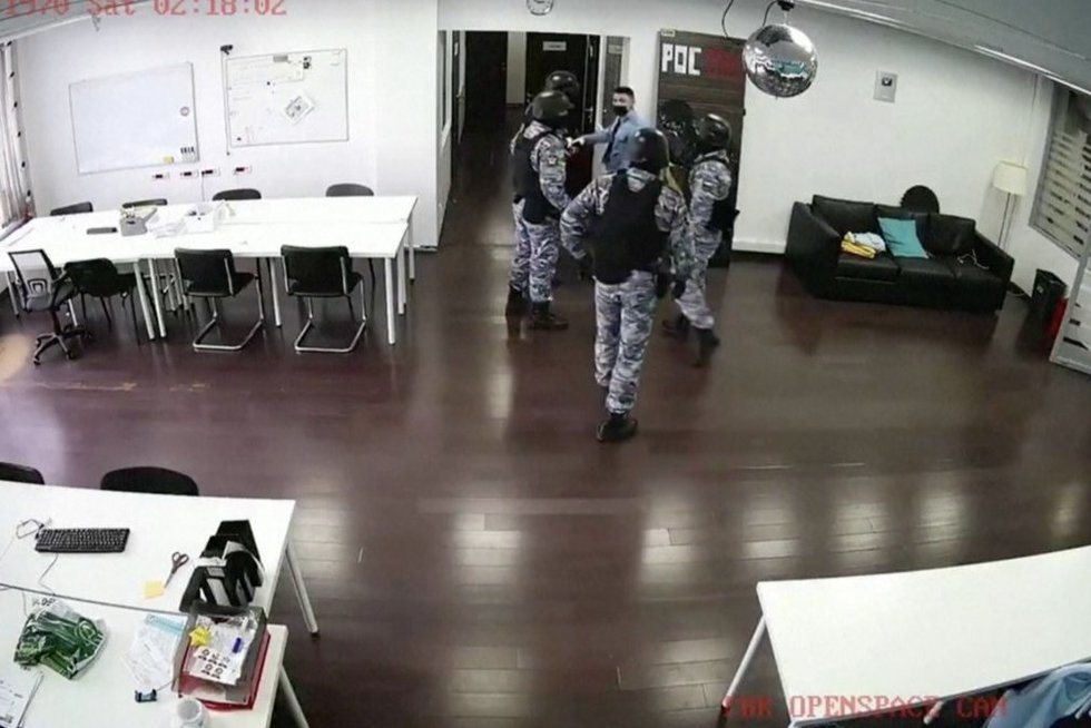 Rusijoje pareigūnai be jokių dokumentų įsiveržė į Navalno biurus ir konfiskavo turtą (nuotr. stop kadras)