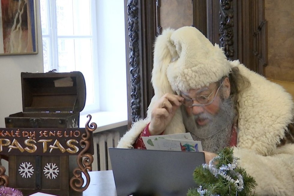 Vyriausiasis Lietuvos senelis Kalėda jau kviečia rašyti laiškus ir kviečia švęsti saugiai (nuotr. stop kadras)