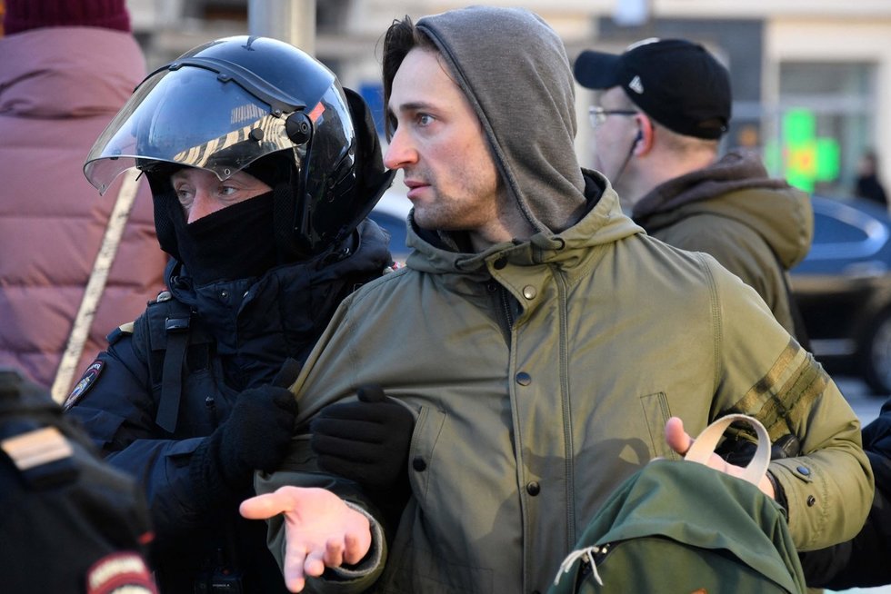Sulaikomas žmogus dėl protesto Maskvoje (nuotr. SCANPIX)