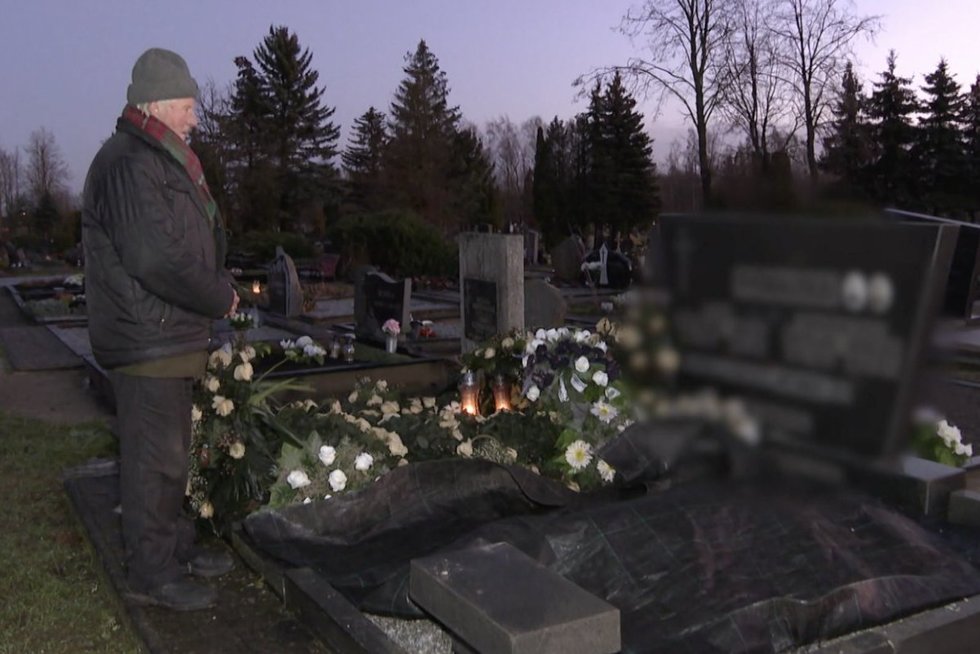 Giminaičiai Antaną „išstūmė“ iš jo kapo – jo vietoje sesuo palaidojo savo vyrą (nuotr. stop kadras)